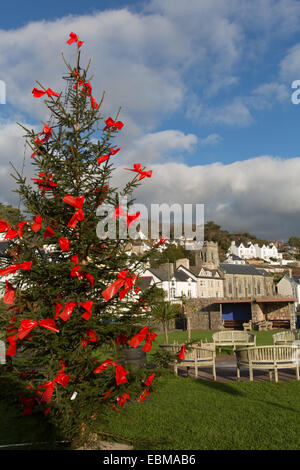 Dorf von Aberdovey, Wales. Malerische Aussicht auf einen Weihnachtsbaum auf Aberdovey Waterfront Park. Stockfoto