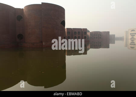 Jatiyo Sangsad Bhaban (National Parliament House) in Dhaka, Bangladesch. Das Parlamentsgebäude wurde von Louis Khan entworfen. Stockfoto