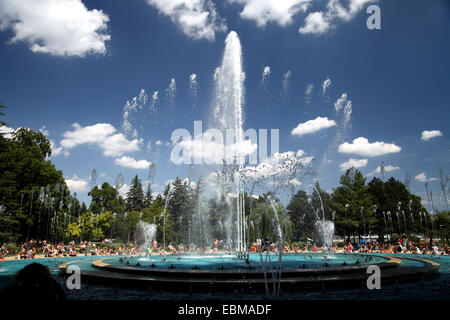 Landschaftsbild des Brunnens auf Margaret Insel Budapest Ungarn mit Anzeige der Springbrunnen mit Wasserstrahl Stockfoto