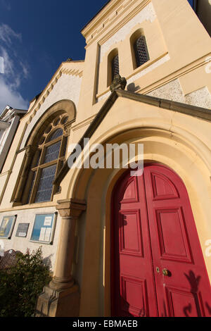 Dorf von Aberdovey, Wales. Malerische Aussicht auf die englischen Kapelle an Aberdoveys Strandpromenade. Stockfoto