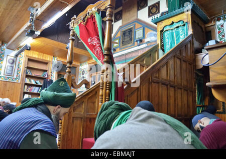 Tägliches Gebet in der Moschee in der Residenz von Shaikh Nazim Al-Haqqani, Führer der Naqshbandi-Haqqani Sufi-Ordens, Lefke, Nord-Zypern Stockfoto