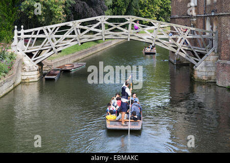 UK, Cambridge, flache auf dem Fluss Cam und die mathematische Brücke verbindet zwei Teile des Queens' College. Stockfoto