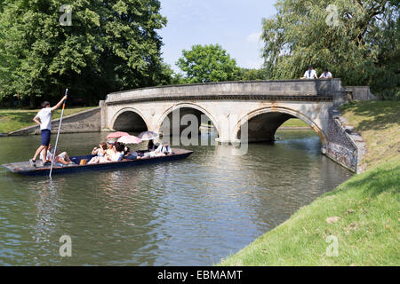 UK, Cambridge, Stechkahn fahren entlang des Flusses Cam Richtung Trinity Bridge. Stockfoto