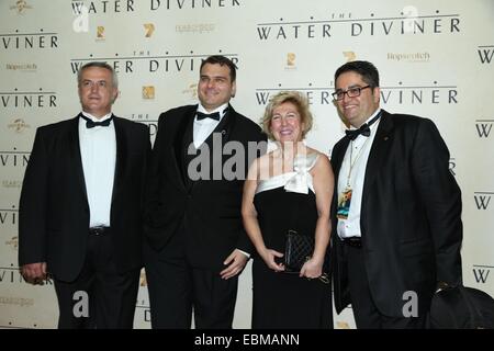 Sydney, Australien. 2. Dezember 2014. South Sydney Rabbitohs Vorstände Nick Pappas, Nik Hatzistergos und Gäste kommen auf dem roten Teppich bei The Wasser Rutengänger Weltpremiere am Staatstheater, 49 Market Street, Sydney, NSW, Australien. In Australien und der Türkei gedreht, ist der Film ein episches Abenteuer vier Jahre nach der Schlacht von Gallipoli im ersten Weltkrieg. Copyright Credit: 2014 Richard Milnes/Alamy Live-Nachrichten. Stockfoto