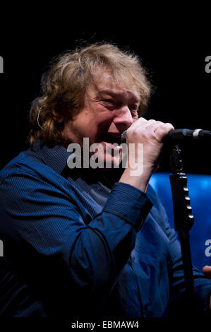 Freiburg, Deutschland. 2. Dezember 2014.  Lou Gramm (Foreigner) tritt in der Rothaus Arena. Foto: Miroslav Dakov / Alamy Live News Stockfoto