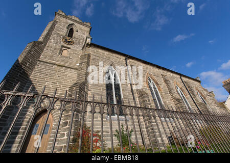 Dorf von Aberdovey, Wales. Malerische Aussicht auf St. Peter anglikanische Kirche an Aberdoveys Uferpromenade. Stockfoto