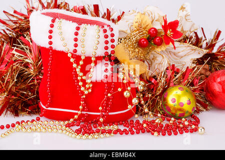 Weihnachts-Dekoration mit Santas rotes Boot, Girlande, Perlen-Nahaufnahme-Bild. Stockfoto