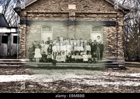 Sunnyside Schule in Menomonee Falls im Jahre 1875 gebaut und historische Klasse überlagert Stockfoto