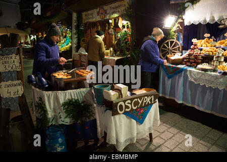 Krakau, Polen, Dezember 2014; Weihnachtsmarkt, mittelalterlichen Marktplatz Stockfoto