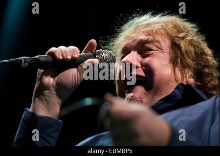 Freiburg, Deutschland. 2. Dezember 2014.  Lou Gramm (Foreigner) tritt in der Rothaus Arena. Foto: Miroslav Dakov / Alamy Live News Stockfoto