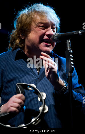 Freiburg, Deutschland. 2. Dezember 2014.  Lou Gramm (Foreigner) tritt in der Rothaus Arena. Foto: Miroslav Dakov / Alamy Live News Stockfoto