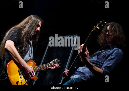 Freiburg, Deutschland. 2. Dezember 2014.  Mitglieder von Lou Gramms Band während seiner live-Performance in der Rothaus Arena. Foto: Miroslav Dakov / Alamy Live News Stockfoto