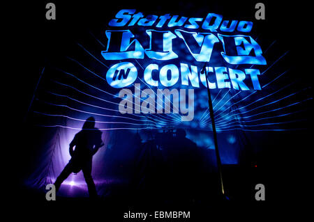 Freiburg, Deutschland. 2. Dezember 2014.  Englische Rockband Status Quo live in der Rothaus Arena führt. Foto: Miroslav Dakov / Alamy Live News Stockfoto