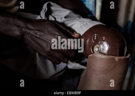 Gulu, Uganda. 22. März 2014. DENIS, 26, ein ehemaliger Kindersoldat, die im Alter von 11, entführt wurde ist jetzt verheiratet und hat vier Kinder. Er musste in den Sudan zu Fuß sein Leben als Soldat begann. Er überlebte viele Krankheiten wie Cholera, Malaria und Hunger, Durst und Schlägen ausgesetzt. Heute ist er der Vorsitzende einer Gruppe Überlebender Opfer. © Peter Bauza/ZUMA Wire/ZUMAPRESS.com/Alamy Live-Nachrichten Stockfoto