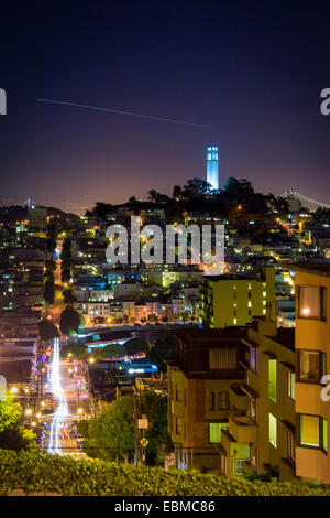 Coit Tower bei Nacht gesehen von Lombard Street, San Francisco, Kalifornien. Stockfoto