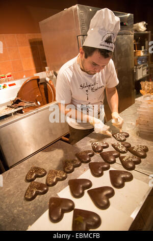 Mitarbeiter bei der Arbeit an der Krakauer handgemachte Schokolade Shop, Krakau Stockfoto