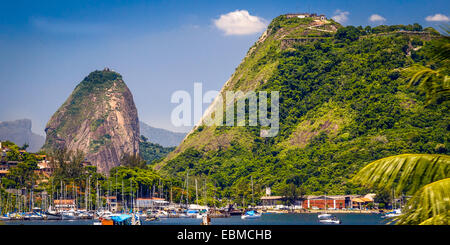 Boote am Hafen mit Zuckerhut im Hintergrund, Guanabara-Bucht, Rio De Janeiro, Brasilien Stockfoto