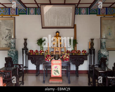 Goldene Buddha-Statue im Tempel Da Ci'en in Xian, China Stockfoto