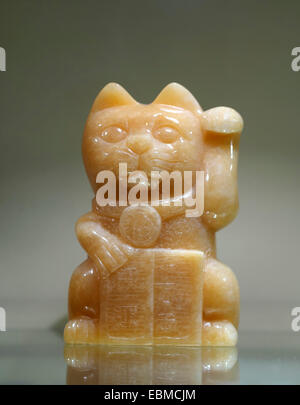 Maneki-Neko (glücklichen winken Glück Katze) jade-Skulptur Stockfoto