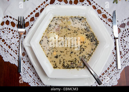 Krakau, Polen; Polnischen sauer Roggen, gemacht aus gesäuerter Roggenmehl und Fleisch, Suppe mit Wurst aus Schweinefleisch, Speck und hart gekochtes Ei. Stockfoto