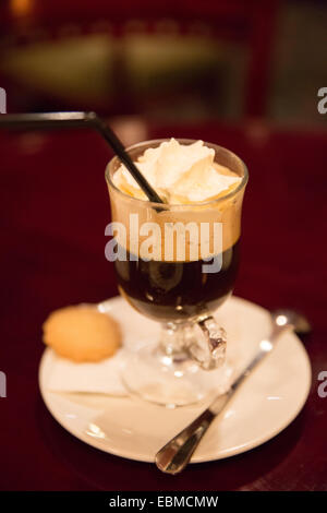 Krakau, Polen; Amaretti-Kaffee in einem modernen Restaurant. Stockfoto