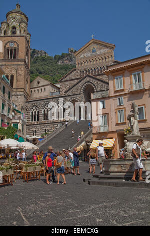 Die Kathedrale von Saint Andrew, auf dem Platz mit dem gleichen Namen, in der Stadt Amalfi und die vielen Stufen zum Eingang Stockfoto