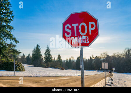 Stop-Schild, in der Nähe von Burnaby Mountain Anti-Pipeline Protest-Camp, Burnaby, British Columbia, Kanada Stockfoto