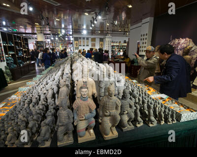 Menschen Surfen Figuren der Terrakottaarmee im Geschenkeladen in Xian, Provinz Shaanxi, China Stockfoto