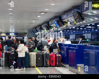 Passagiere mit Gepäck in der Schlange am Check-in Schalter am Flughafen Peking, China Stockfoto