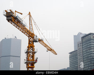 Baukran inmitten von Hochhäusern in Peking, China Stockfoto