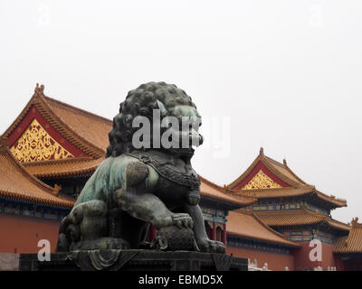 Bronzestatue des chinesischen Guardian Lions in der verbotenen Stadt in Peking, China Stockfoto