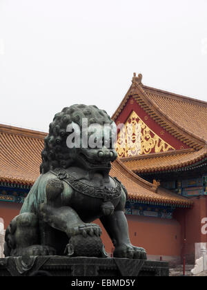 Bronzestatue des chinesischen Guardian Lions in der verbotenen Stadt in Peking, China Stockfoto