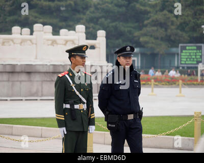 Chinesische Soldaten und Polizisten am Tiananmen-Platz, Peking, China Stockfoto