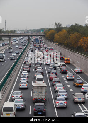 Stau auf der Autobahn während der Hauptverkehrszeit in Peking, China Stockfoto