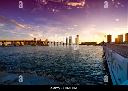 Brücke mit Wolkenkratzern im Hintergrund, Venetian Causeway, Venetian Islands, Biscayne Bay, Miami, Florida, USA Stockfoto