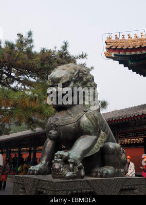 Bronzestatue des chinesischen Guardian Lions in der Sommerpalast in Peking, China Stockfoto