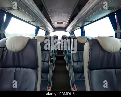 Reihen von Ledersitze in einem luxuriösen minibus Stockfoto