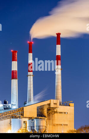 Kraftwerk mit einer Dampfwolke durchgebrannt durch den Wind in einem kalten sternenklaren Winternacht Stockfoto