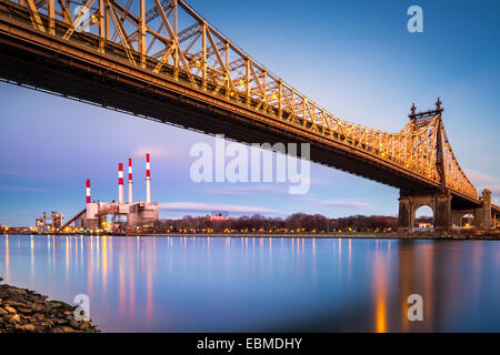 Ed Koch Brücke (aka Queensboro Bridge) und das Kraftwerk von Roosevelt Island in New York gesehen Ravenswood Stockfoto