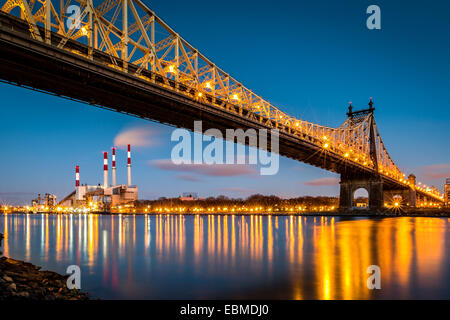 Ed Koch Brücke (aka Queensboro Bridge) und das Kraftwerk von Roosevelt Island in New York gesehen Ravenswood Stockfoto