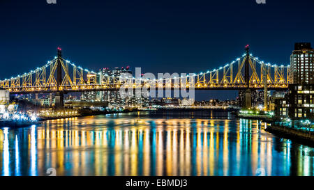 Ed Koch Brücke (aka Queensboro Bridge) Sicht bei Nacht von Roosevelt Island Bridge in Queens, New York Stockfoto