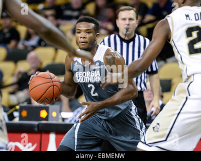 Orlando, FL, USA. 2. Dezember 2014. Georgia Southern Eagles guard Mike Hughes (2) während der 1. Hälfte Mens NCAA Basketball Spiel-Aktion zwischen den Georgia Southern Eagles und die UCF Knights im CFE Arena in Orlando, FL. © Csm/Alamy Live-Nachrichten Stockfoto