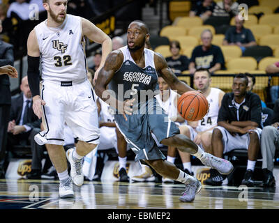 Orlando, FL, USA. 2. Dezember 2014. Georgia Southern Eagles bewachen Jelani Hewitt (5) während der 1. Hälfte Mens NCAA Basketball Spiel-Aktion zwischen den Georgia Southern Eagles und die UCF Knights im CFE Arena in Orlando, FL. © Csm/Alamy Live-Nachrichten Stockfoto