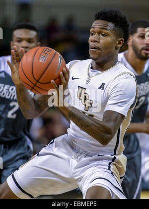 Orlando, FL, USA. 2. Dezember 2014. UCF Knights bewachen Calvin Newell (11) während der 2. Hälfte Mens NCAA Basketball Spiel-Aktion zwischen der Georgia Southern Eagles und UCF Knights. UCF besiegte Georgia Southern 61-59 am CFE Arena in Orlando, FL. © Csm/Alamy Live-Nachrichten Stockfoto