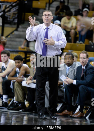 Orlando, FL, USA. 2. Dezember 2014. Georgia Southern Eagles head Coach Mark Byingtonuk während der 1. Hälfte Mens NCAA Basketball Spiel-Aktion zwischen den Georgia Southern Eagles und die UCF Knights im CFE Arena in Orlando, FL. © Csm/Alamy Live-Nachrichten Stockfoto