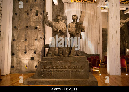 Statue geschnitzt in Salz von Bergleuten in das Salzbergwerk in Wieliczka, Krakau, Polen Stockfoto