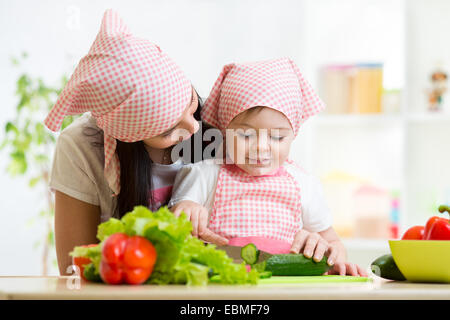 Mutter und Kind Tochter Messer schneiden Gurke Stockfoto