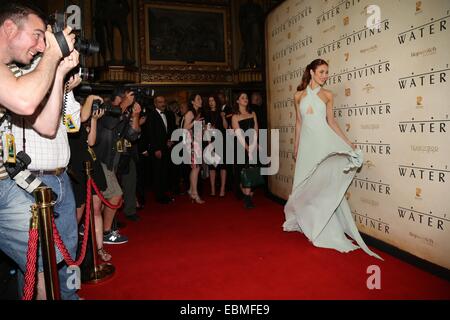 Sydney, Australien. 2. Dezember 2014. Olga Kurylenko (Ayshe) kommt auf dem roten Teppich bei The Wasser Rutengänger Weltpremiere auf der Staatstheater, 49 Market Street, Sydney, New South Wales, Australien. Russell Crowe nahm ein Foto oder Video von Fans und Medien mit seinem Smartphone Schuss in Australien und der Türkei, der Film ist, dass ein episches Abenteuer, vier Jahre nach der Schlacht von Gallipoli während des ersten Weltkriegs eingestellt. Copyright Credit: 2014 Richard Milnes/Alamy Live-Nachrichten. Stockfoto