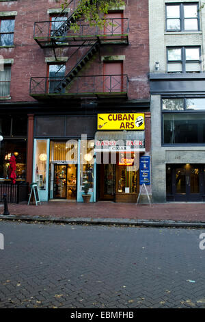 Gassy Jack kubanische Zigarre Store in Gastown Viertel der Innenstadt von Vancouver. Ältere historische Gebäude gepflasterten Gehweg Stockfoto