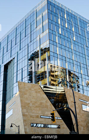 Amboss-Zentrum, eine neue bürgerliche Gebäude im Zentrum von New Westminster, BC, Kanada.  Moderne Architektur und Reflexionen. Stockfoto